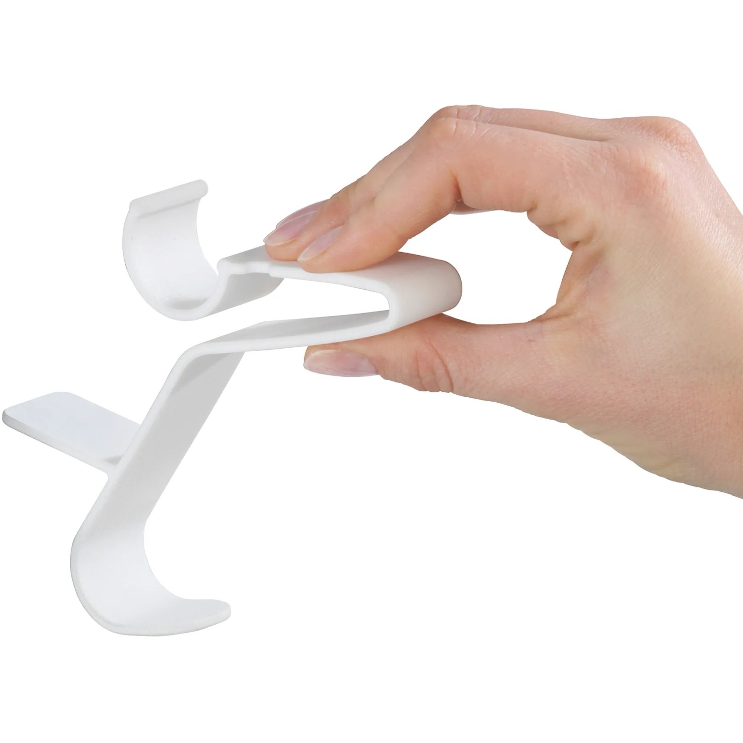 Wenko Universal Flexi Haken für Handtuchheizkörper, weiß, flexibel in der Hand gehalten.