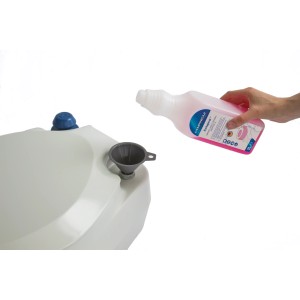 Campingaz Instapink Sanitärzusatz 1L wird in einen Frischwassertank mit Trichter eingefüllt.