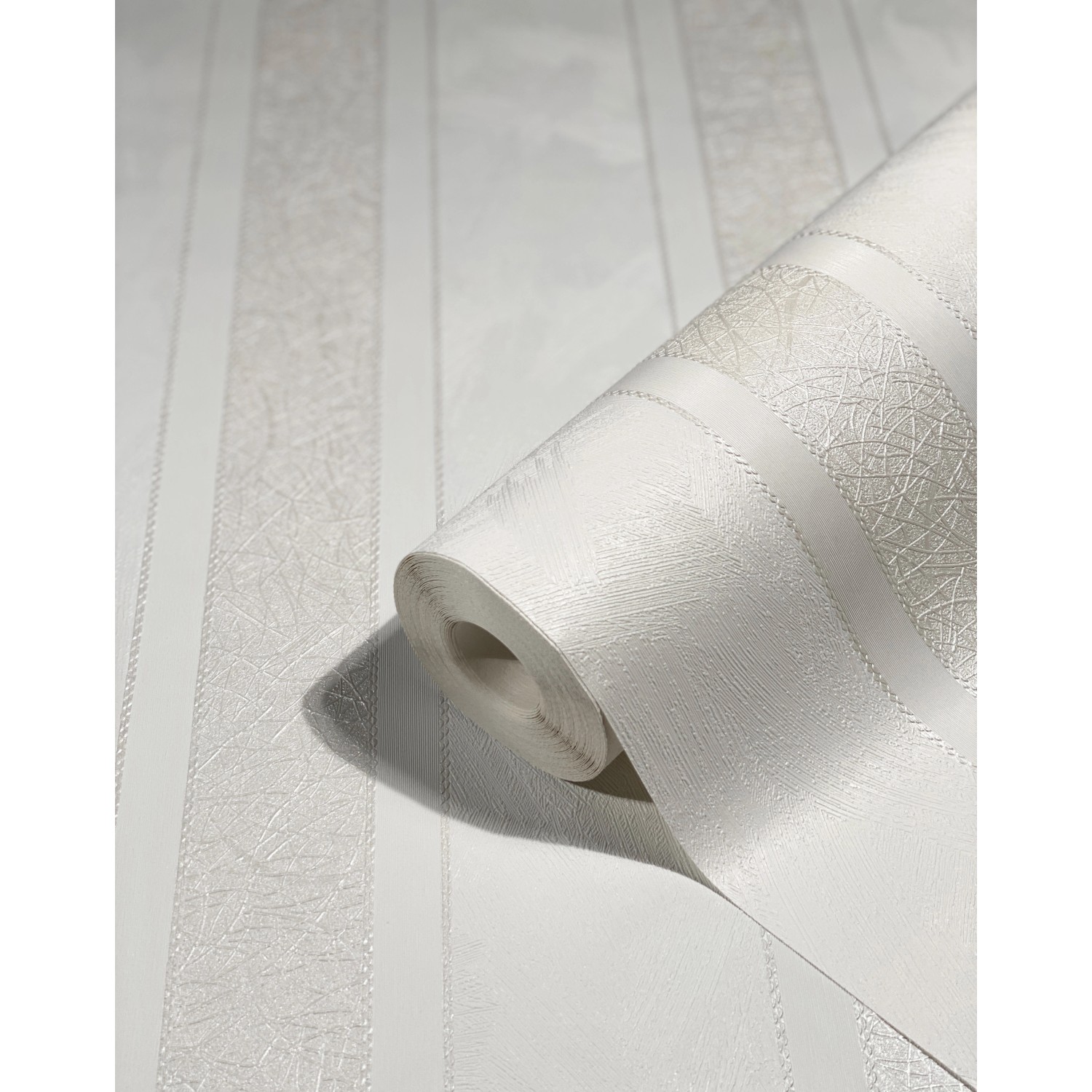 Weiße Marburg Vliestapete Ivy Nov mit Streifenmuster, Rolle.