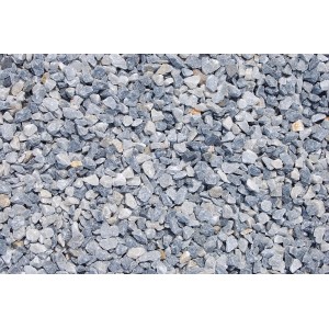 Nahaufnahme von Donau-Blau Marmorsplitt, 8-12 mm Körnung, ideal für Gartenwege und Zierflächen.