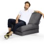 Mann sitzt entspannt im anthrazitfarbenen Sitting Point Sessel Twist Scuba 300 l.