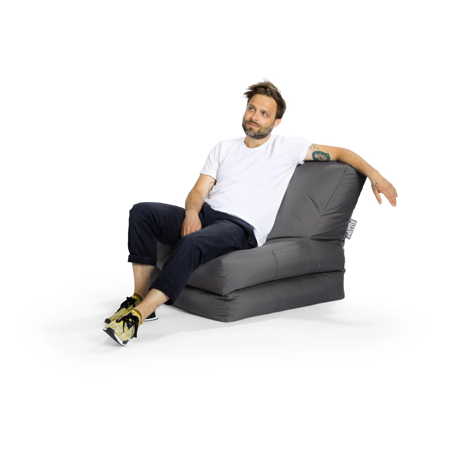 Mann sitzt entspannt im anthrazitfarbenen Sitting Point Sessel Twist Scuba 300 l.