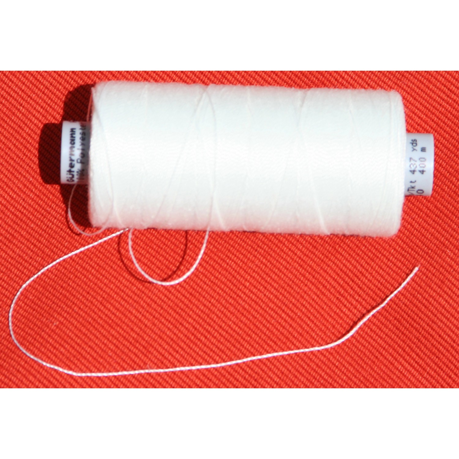 Weiße Floracord Nähgarn-Rolle für Sonnensegel, UV-stabil und besonders stark.