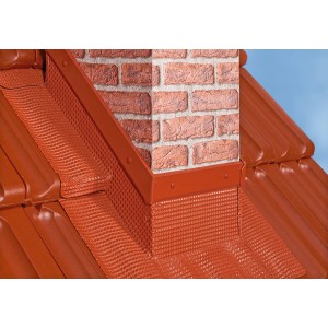 Sarei Alu-Flex Wandanschlussband, 5m x 30cm, silber, am Kamin auf dem Dach montiert.