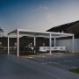 Weiße Weide Deluxe Plus Alu-Terrassenüberdachung 4x8m mit elektrischem Lamellendach und LED-Beleuchtung.