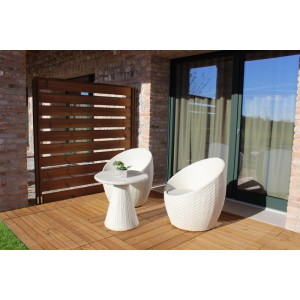 Verlegte Onek Thermowood Fliesen Smartdeck 60x60 cm in Naturfarbe mit Sitzgruppe auf Terrasse.