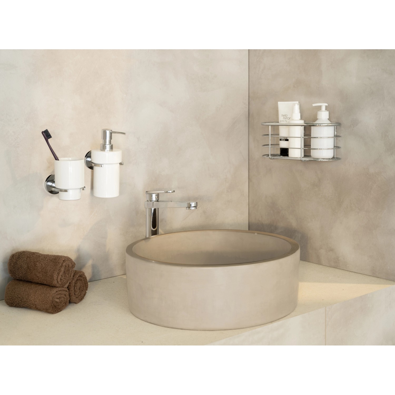 Wenko Isera Seifenspender, silber glänzend, im modernen Badezimmer mit Waschbecken und Handtüchern.