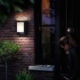 Anthrazitfarbene LED-Wandleuchte Arbour Ultra-Efficient an einer Backsteinmauer.