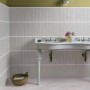 Badezimmer mit Wandfliese Artisa Steingut Mist, glänzend, 7,5x30 cm im Retro-Stil.
