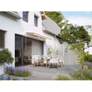 Gelenkarmmarkise Aventura 3x2m Gelb-Weiß am Haus mit Gartenmöbeln auf Terrasse.