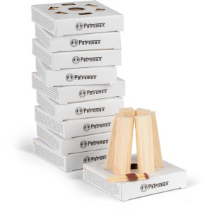 Petromax Feuerkit: Stapel von Anzündhilfen mit Holzscheiten und Streichhölzern für schnelles Entfachen von Feuer.