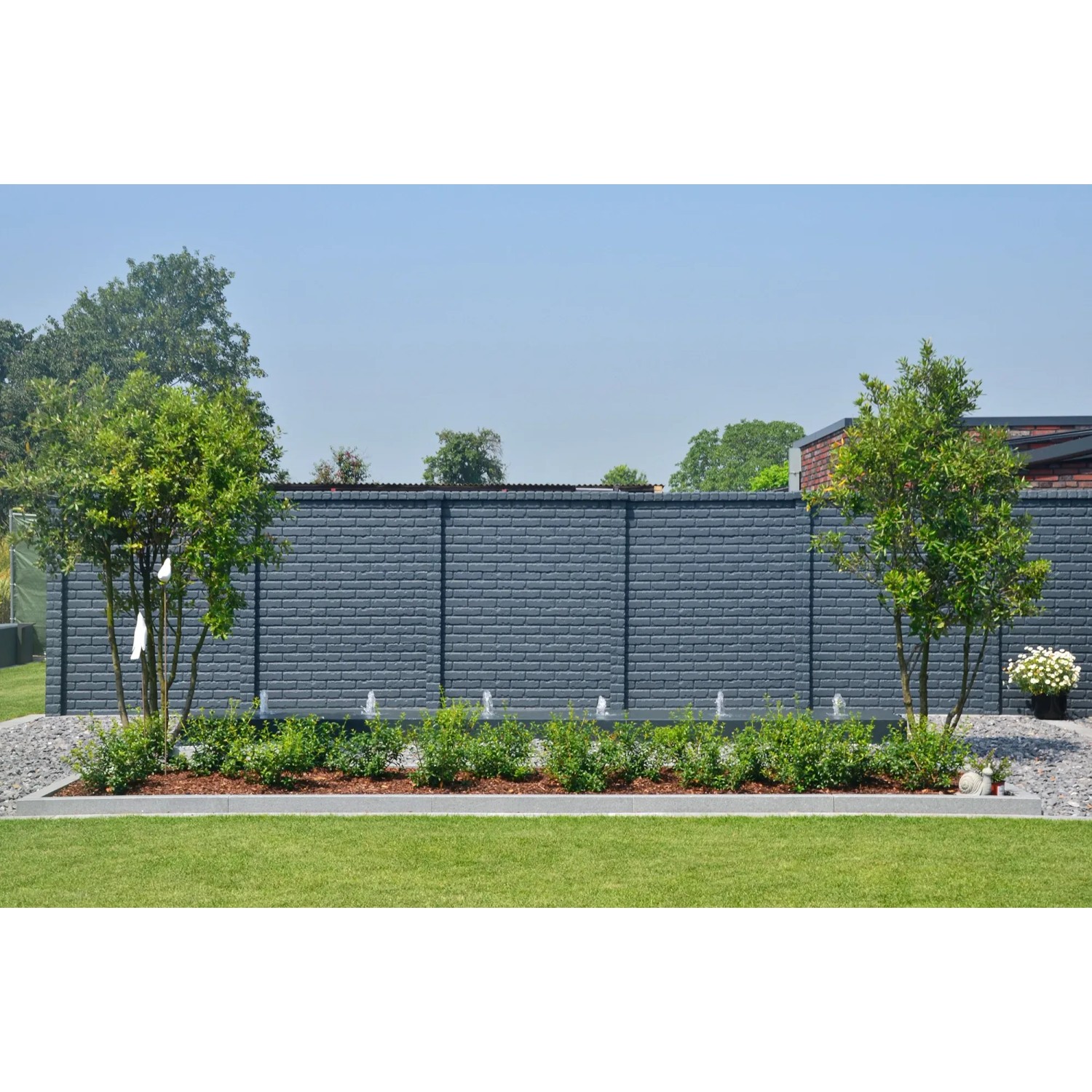 Graue Betonzaun-Platte Klassik-Stein als Sichtschutz im Garten.
