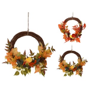 Drei Herbstkränze aus Rattan mit bunten Blättern, Beeren, Zapfen und kleinen Kürbissen. Mehrfarbige Deko.