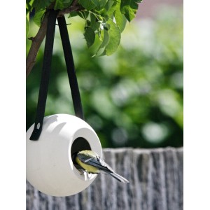 Beiges SingingFriend Vogelhaus Lisa mit Meise am Eingang, hängend an einem Baum.