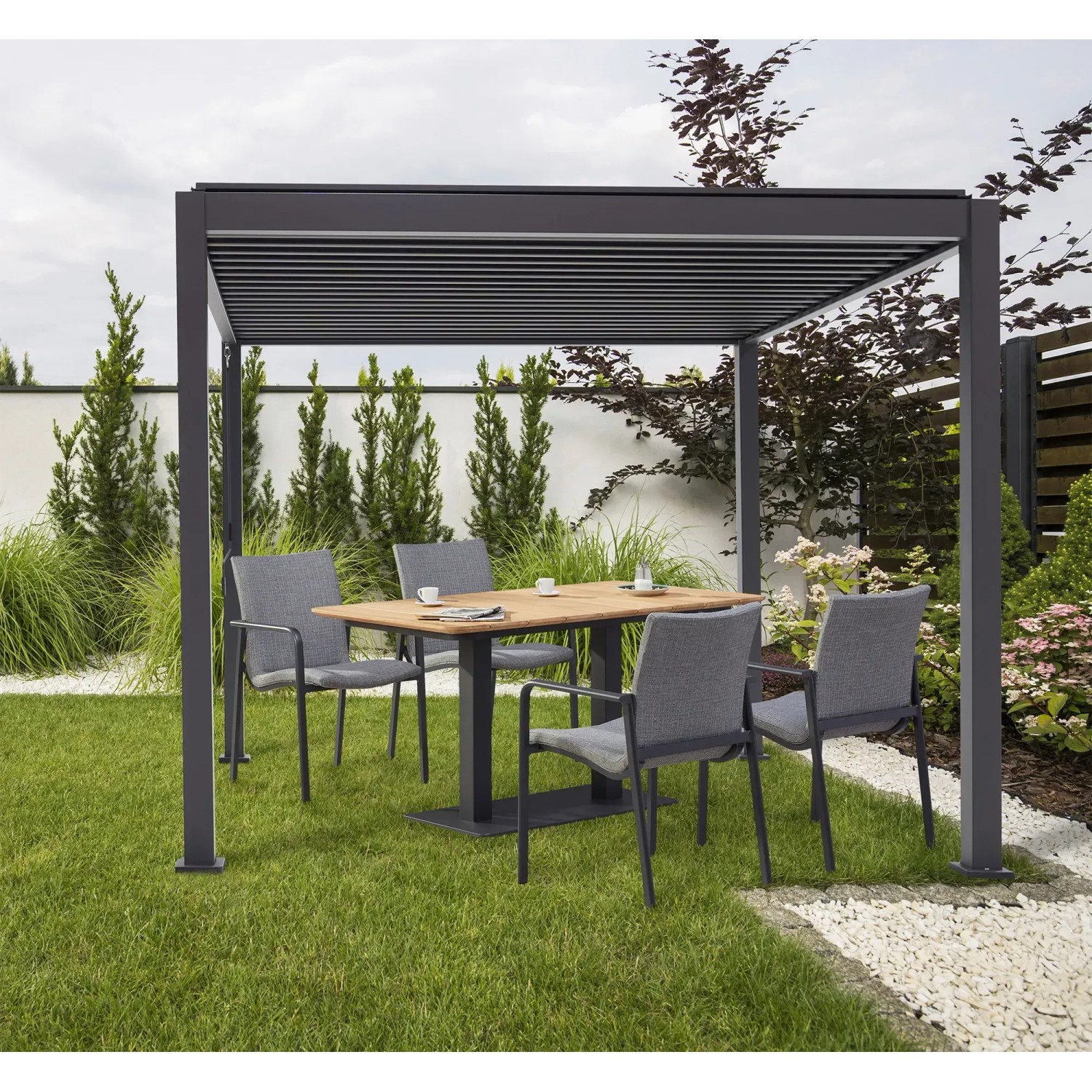 Best Terrassenüberdachung Cadiz 360x530 cm mit Lamellendach und Sitzgruppe im Garten.