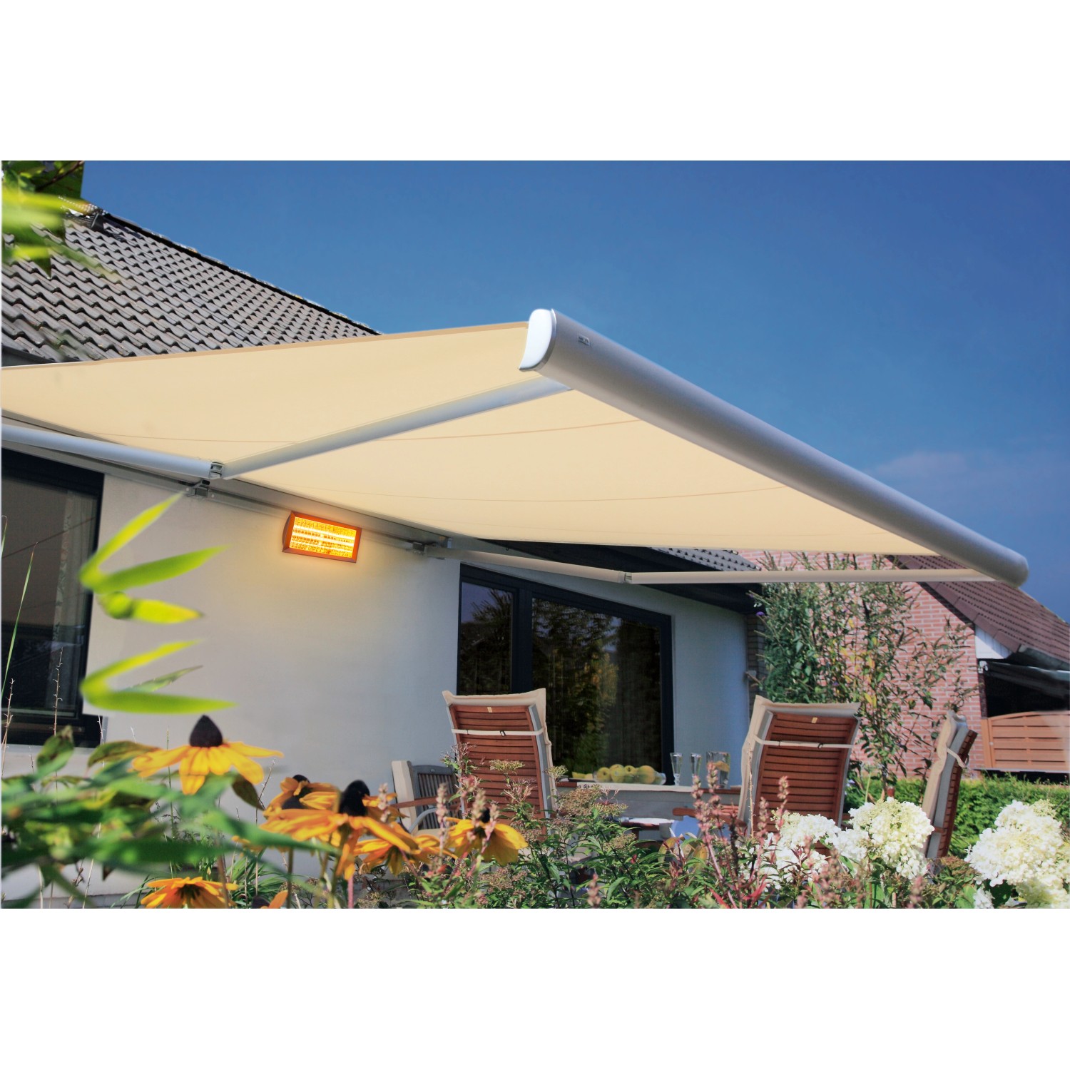 Kassettenmarkise Perform, 300x200 cm, silbernes Gestell, rot-oranges Tuch, montiert an einer Hauswand.