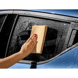 Apa Synthetiktuch beim Trocknen einer Autoscheibe. Ideal für streifenfreie Autopflege.