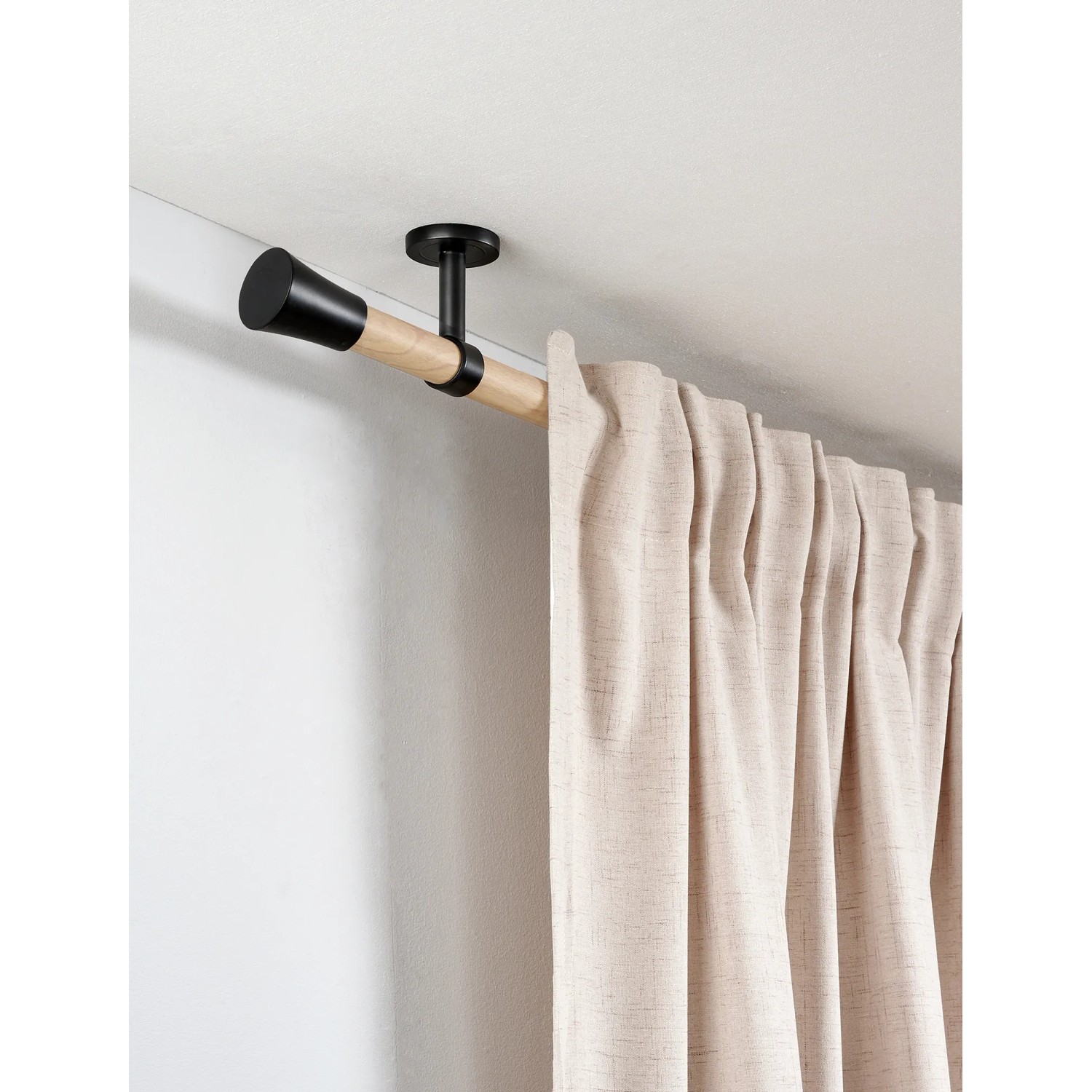 Gardinia Gardinenstange Denver, 240 cm, braun, mit Vorhang und Deckenhalterung.