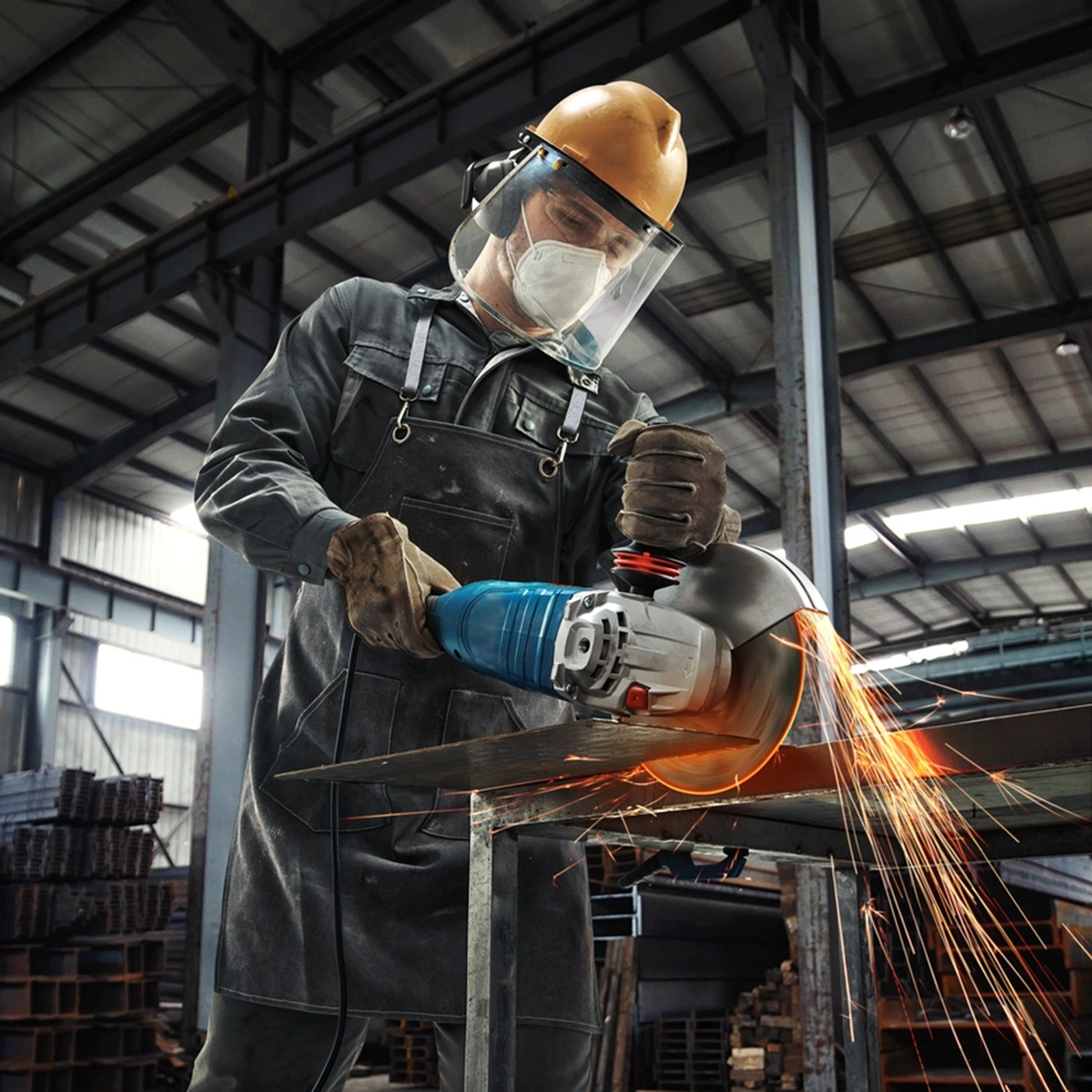 Bosch Professional Akku-Tischkreissäge GTS 18V-216 im Einsatz beim Schneiden von Metall.