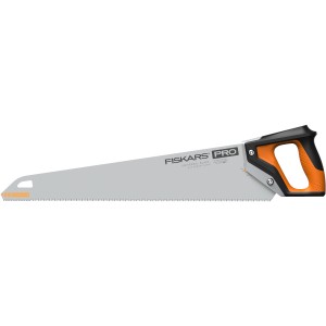 Fiskars Universal-Handsäge Pro 55 cm mit orange-schwarzem Griff und grauem Sägeblatt.