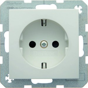 Berker Q.1 Steckdose, polarweiß glänzend, mit erhöhtem Berührungsschutz.