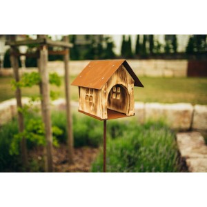 Modernes Vogelhäuschen aus Edelrost-Metall, 166 cm hoch, für den Garten.