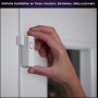 Philips Hue Kontaktsensor Secure 2er-Pack in Weiß an Tür montiert. Kameraüberwachung für mehr Sicherheit.