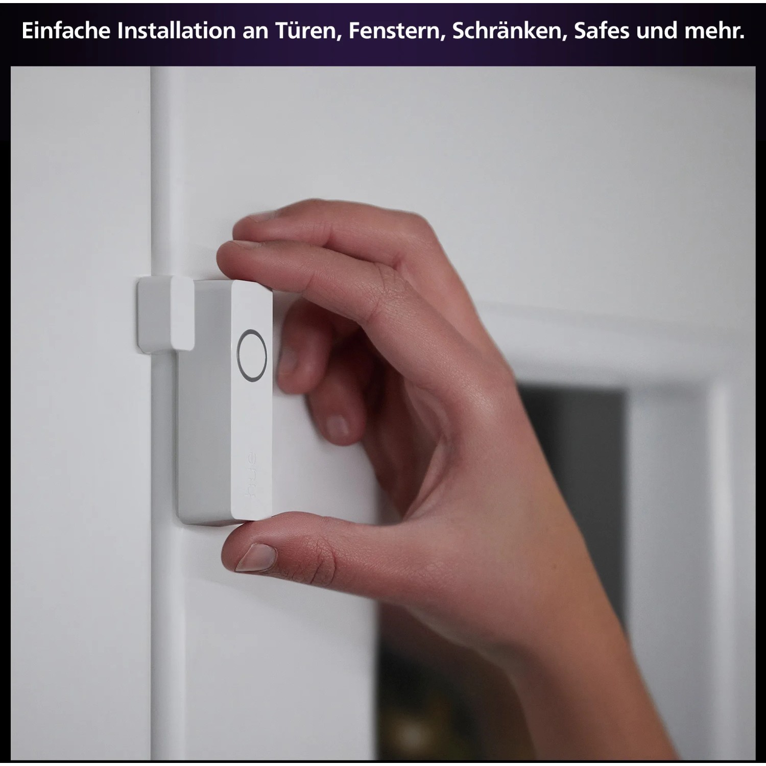 Philips Hue Kontaktsensor Secure 2er-Pack in Weiß an Tür montiert. Kameraüberwachung für mehr Sicherheit.