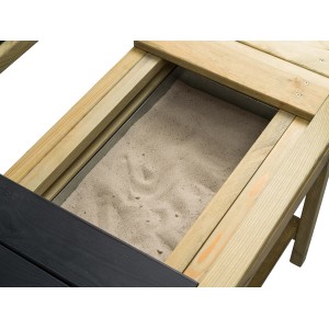 Detailansicht der SwingKing Spielküche für Draußen mit Sandkasten aus FSC®-Holz.