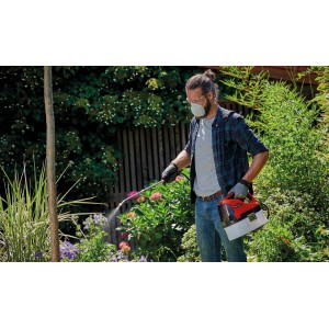 Einhell Akku-Drucksprühgerät GE-WS 18/35 Li-Solo im Einsatz beim Pflanzenschutz im Garten.