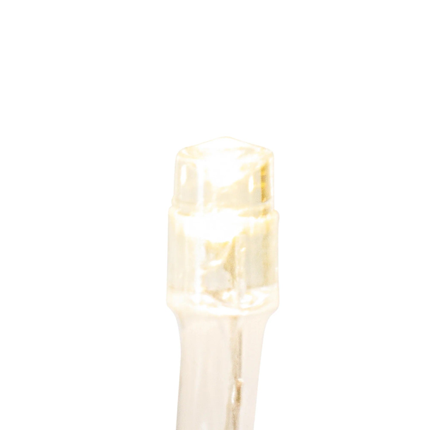 Detailaufnahme einer warmweißen LED der 240er Lichterkette mit transparentem Kabel.