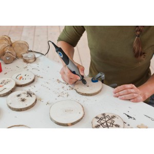 Dremel Stylo+ Multifunktionswerkzeug beim Gravieren eines Holzstücks.