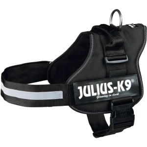 Schwarzes Julius K-9 Powergeschirr Gr. 1 (66-85 cm) mit reflektierenden Streifen.