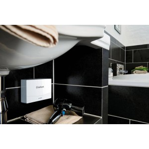 Vaillant miniVED H 3/3 N Kleindurchlauferhitzer unter Waschbecken montiert.