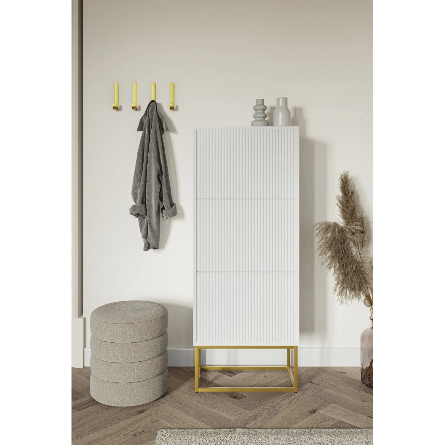 Selsey Veldio Schuhschrank, weiß, 50 cm, mit Rillenfront und goldfarbenem Gestell im Eingangsbereich.