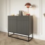 Schwarzes Selsey Sideboard Veldio mit geriffelter Front, 2 Schubladen, 4 Fächern und schwarzen Metallbeinen im Wohnzimmer.