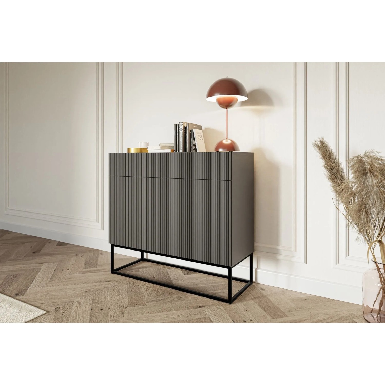 Schwarzes Selsey Sideboard Veldio mit geriffelter Front, 2 Schubladen, 4 Fächern und schwarzen Metallbeinen im Wohnzimmer.