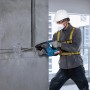 Bosch Professional Akku-Bohrhammer GBH 18V-24 C beim Bohren in Betonwand.