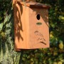 Dobar Nistkasten aus Kiefernholz mit Siebdruckmotiv eines Haussperlings, montiert an einem Baum.