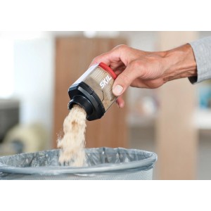 Hand leert Staubbehälter des Skil Multischleifers 7260AA in einen Mülleimer.