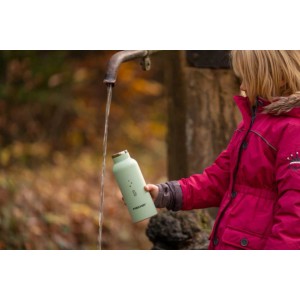Mädchen füllt grüne Fischer Trinkflasche aus Edelstahl (500 ml) an einem Brunnen.