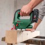 Bosch Akku-Stichsäge UniversalSaw 18V-100 beim Sägen eines Holzstücks.