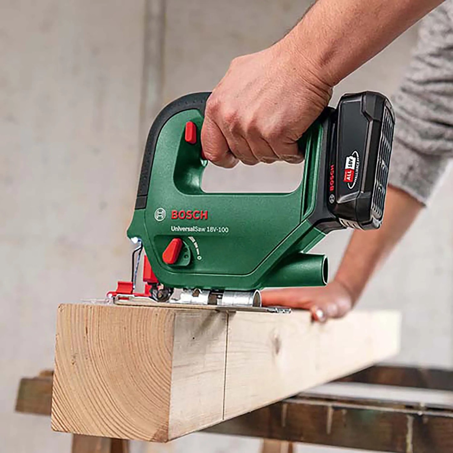Bosch Akku-Stichsäge UniversalSaw 18V-100 beim Sägen eines Holzstücks.