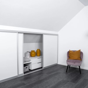 Kniestock-Schiebetür-Baupaket mit silbernen Profilen und reinweißen Türen im Dachgeschoss.