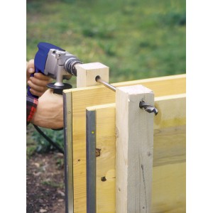 LUX Schalungsbohrer Comfort 8 mm bohrt durch Holz mit einer blauen Bohrmaschine.