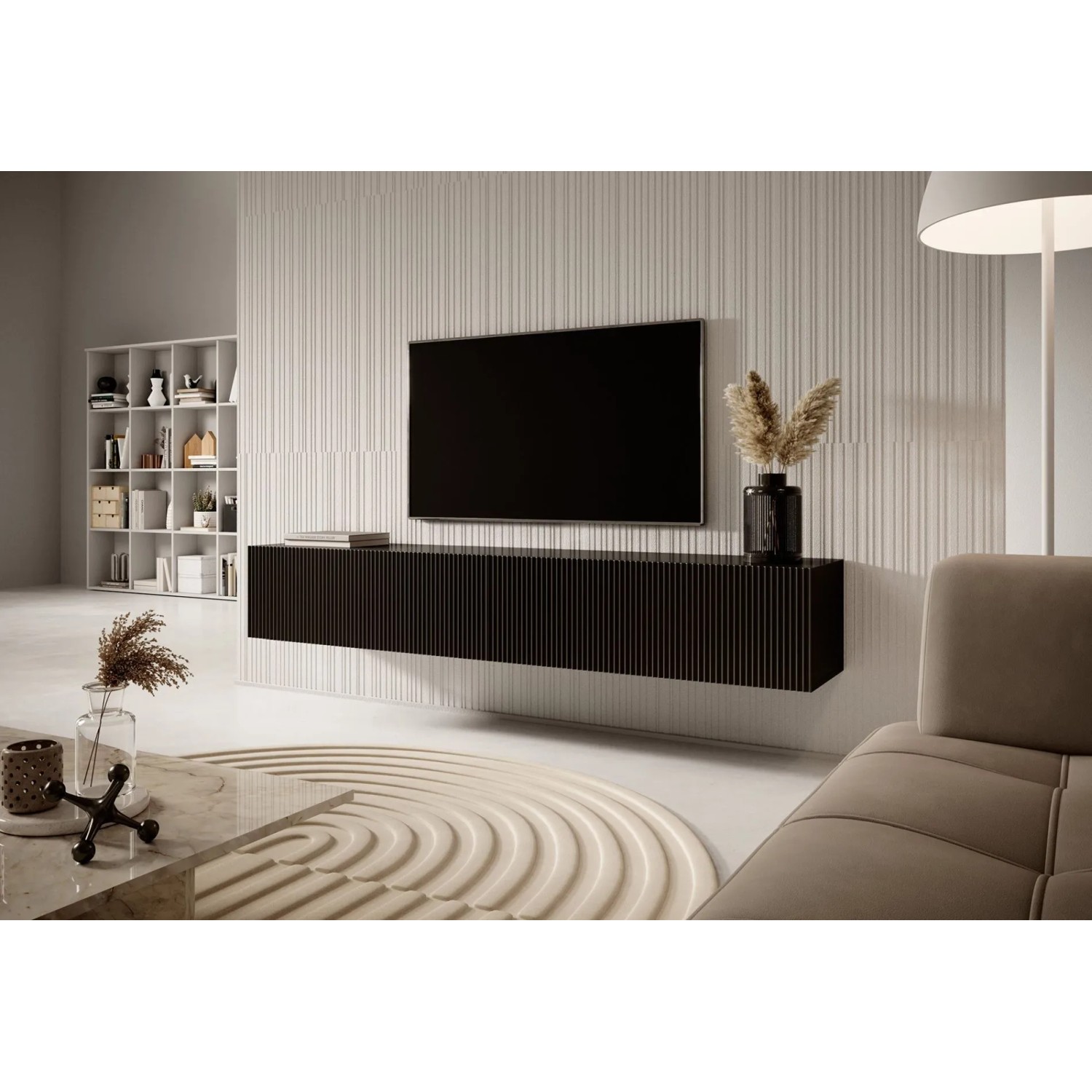 Schwarzes Selsey Veldio TV-Hängeboard mit Lamellenfront, 175 cm, schwebend im modernen Wohnzimmer unter einem Fernseher.