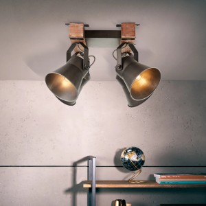 Schwarze, 4-flammige Brilliant Spotplatte Decca mit Holzelementen an der Decke.