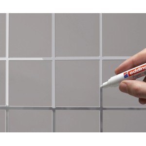 Edding Fugenmarker Grau im Einsatz: Ausbessern von Fliesenfugen im Bad.