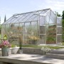 Vitavia Gewächshaus Jupiter 11500 aus Aluminium, 11,5 m², mit Pflanzen im Garten.