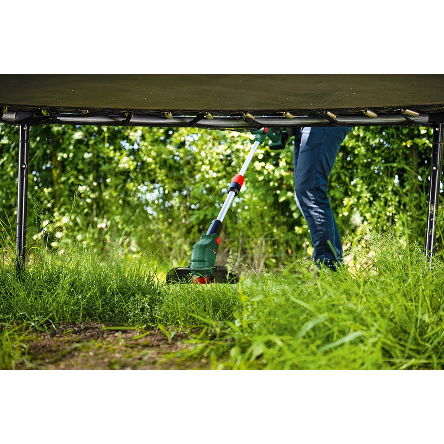 Bosch Akku-Rasentrimmer UniversalGrassCut 18V-26-500 im Einsatz zum Trimmen von Rasenkanten.